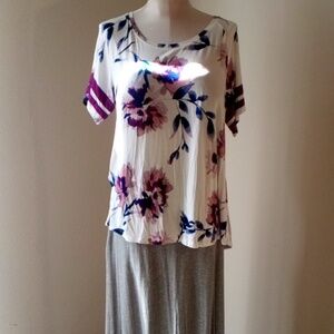 Women size large top Maurice Nwt white with big pink purple flowers